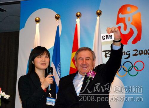 国际游泳联合会执行主任康纳尔·马库莱斯库抽出中国队所在分组