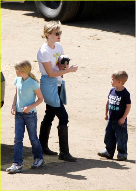 瑞茜-威瑟斯彭在上周与自己的孩子Deacon和Ava来到加州的文森特农场度过了快乐的一天