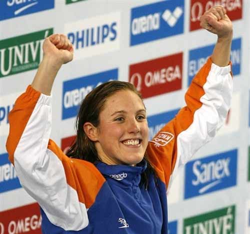 图文:费尔德伊斯破女50米自由泳纪录 领奖台上