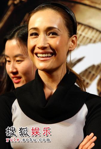 maggie q展露笑容