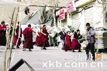 在拉萨"3·14"暴力事件中，不法僧侣正在谩骂、殴打、攻击值勤公安、武警人员。 西藏日报图