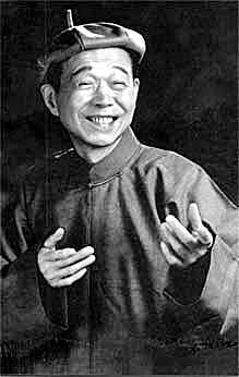 表演中的周柏春