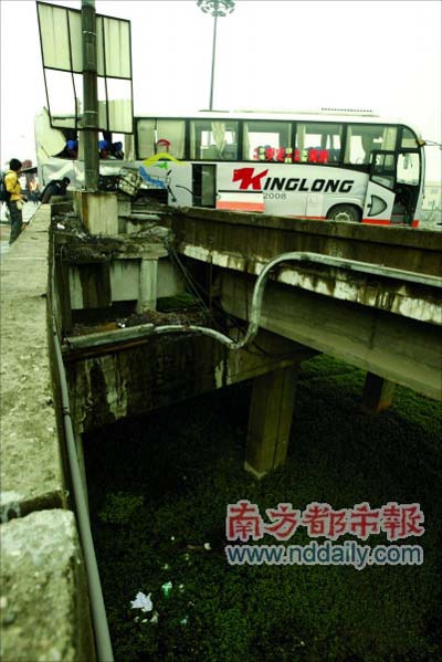 昨天上午,广深高速东莞石鼓路口发生一起车祸,造成二十多人受轻伤