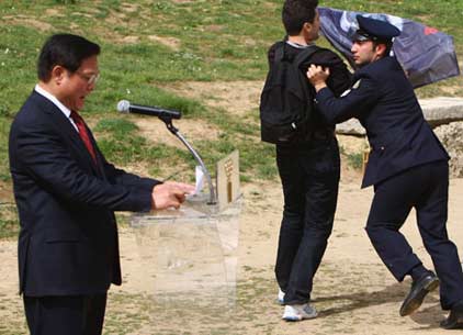 一名“记者无疆界组织”成员在北京奥组委主席刘淇发表讲话时打开横幅