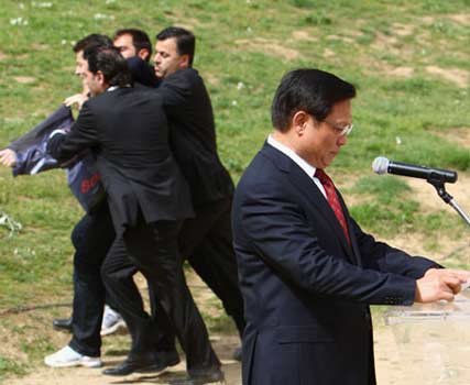 闹事者被希腊警察制服，并被带离现场，北京奥组委主席刘淇继续沉稳庄