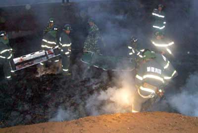 3月26日20时30分，吐鲁番消防支队消防官兵在现场进行救援。