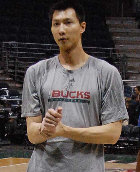 图文[nba]雄鹿vs魔术赛前 易建联上场热身