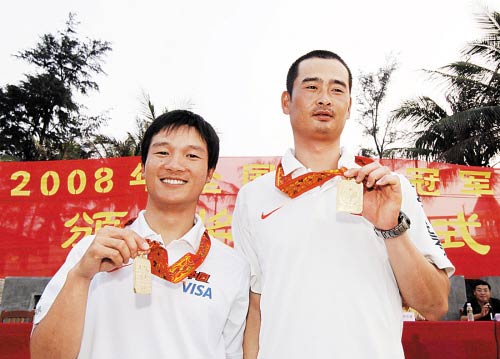 获得男子470级比赛冠军的海南队王伟东/邓道坤在颁奖仪式上