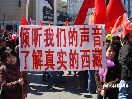 当地时间3月29日下午，二千多名华人华侨聚集在多伦多市中心DUNDAS广场，举行“宣传西藏真相维护祖国统一”和平集会活动。活动由中国留学生自发组织，并得到大多伦多地区华人社区的广泛支持。 