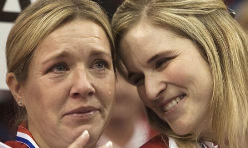 图文：08女子冰壶世锦赛 加拿大队员夺冠流泪