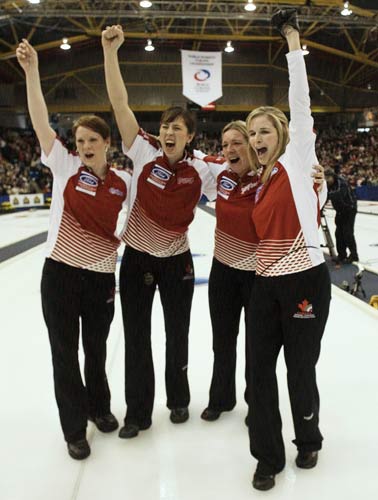 图文：08女子冰壶世锦赛 加拿大女将庆祝胜利