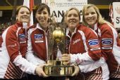 图文：08女子冰壶世锦赛 加拿大女将捧起冠军杯