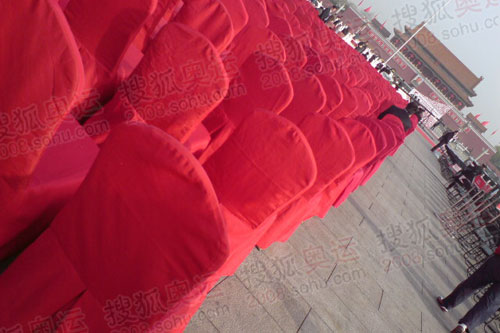 天安门广场上的红座椅