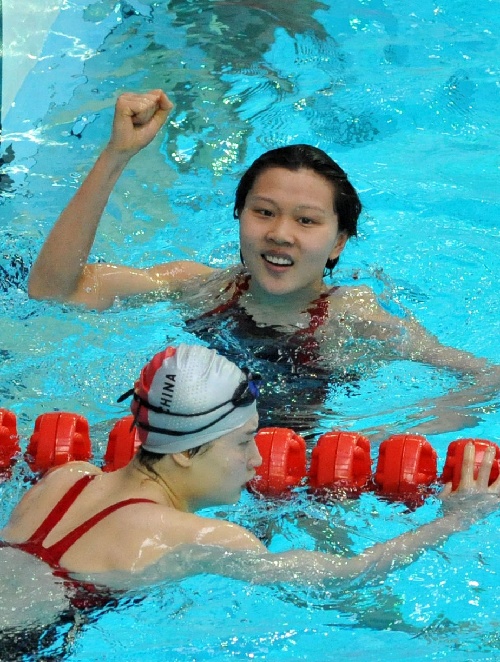 图文:女子200米仰泳赵菁夺冠 小美女庆祝胜利