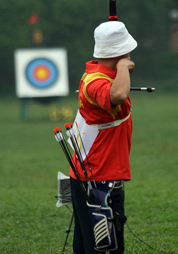图文:中国射箭队奥运选拔结束 队员箭出中靶