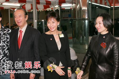 组图:何超琼任东华三院总理 杨超成回应艳照门