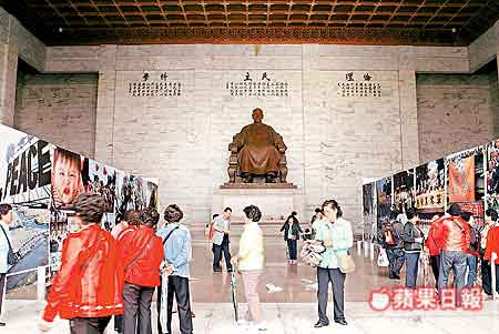 台北中正堂拆风筝 蒋介石铜像"重见天日"(图)