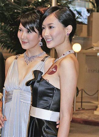 陈法拉（右）昨日参与时装珠宝秀演出，不慎外露隐形内衣。