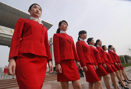 4月2日,安徽滁州,"美旅"礼仪队姑娘们在市人民广场亮相.