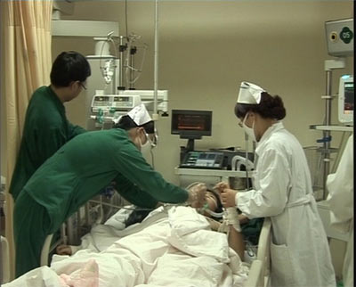 图文:病人在icu病房接受紧急治疗