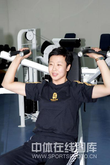 图文:冯坤开始恢复训练 练习上肢力量