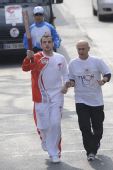 图文：土耳其盲人火炬手杜兹干在传递奥运圣火