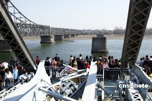 图:清明节登鸭绿江断桥人数过万