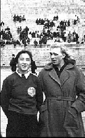 1955年济宾娜来华时，与中国运动员合影