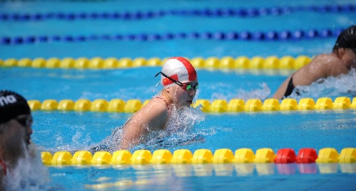 图文：女子100米蛙泳决赛结束 陈慧佳跃出水中