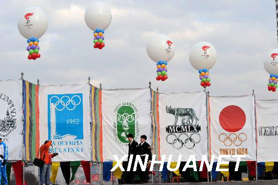图文:胜利广场展出的历届奥运会会旗