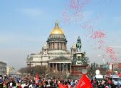 图文：圣火传至圣彼得堡 市民议会广场等候圣火