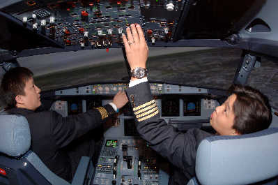 3月20日,两名飞行员准备启动空客客机.cfp资料图.