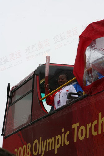 组图：北京奥运火炬传递伦敦站 火炬手登上巴士