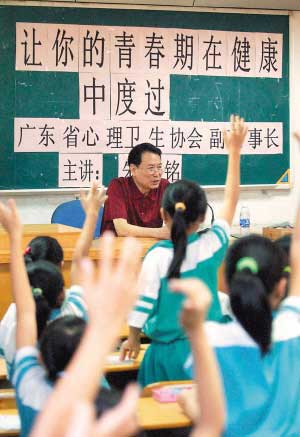 广东省心理卫生协会副理事长朱嘉铭来到海珠区卫国尧小学，给五六年级的女生们进行青春期性知识讲座。 (资料图片)