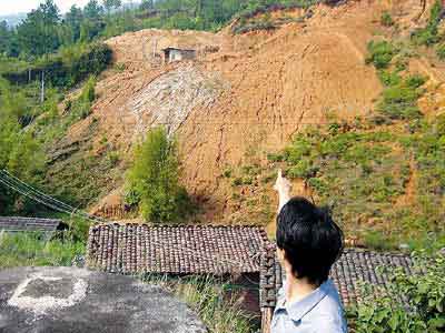 广东东石突发地陷鱼塘被吞 200米路段(图)