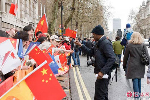 伦敦留学生在圣火传递现场自发发放国旗