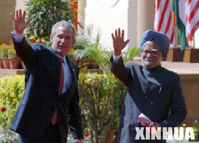 2006年3月2日，美国总统布什（左）与印度总理辛格在印度首都新德里会谈后共同会见记者。当日，印度总理辛格在与到访的美国总统布什联合举行的新闻发布会上宣布，印度同美国已签署了民用核能合作协议。 新华社记者韩传号摄