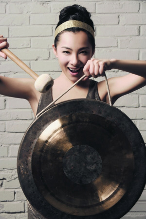 美女微笑敲锣