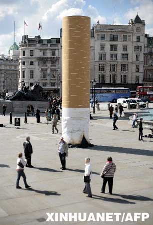 4月8日，一个巨型烟头模型矗立在英国首都伦敦的特拉法尔加角广场。新华社/法新