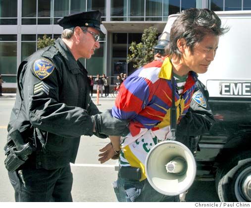 警察逮捕一名藏独分子(来源：环球网)