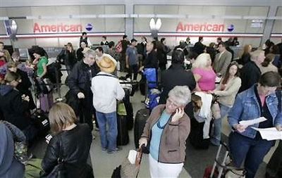 美利坚航空公司取消千余航班 约10万旅客受影