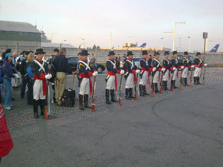 图文：圣火抵达布宜诺斯艾利斯 仪仗队准备就绪
