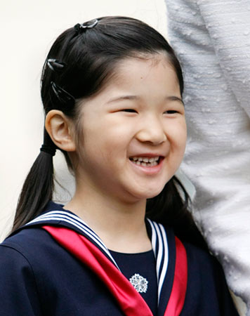 日本爱子公主上小学吸引大批媒体守候拍照(图)