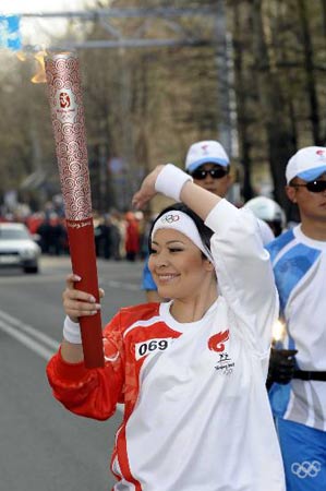 4月2日，哈萨克斯坦火炬手阿赫莫迪耶娃手持火炬在圣火传递中。当日，北京奥运会火炬传递活动在哈萨克斯坦最大城市阿拉木图进行，跨越五大洲的奥运圣火境外之旅由此拉开帷幕。新华社记者戚恒摄