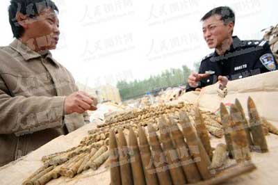 河南许昌工人在废纸堆发现268发步枪子弹(组图