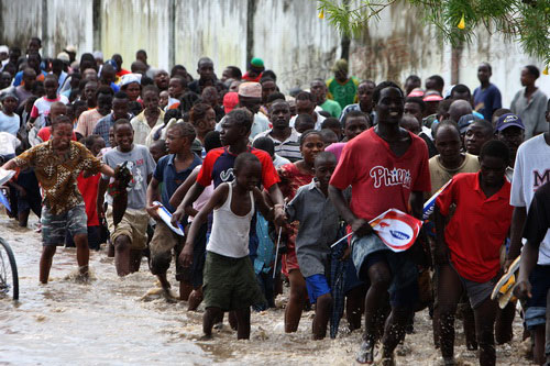 热情的坦桑尼亚人民追随圣火