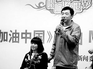 桑兰（左）和杨凌在现场演唱歌曲。