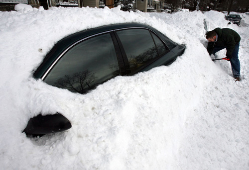 美中西部遭遇暴风雪 居民雪堆“挖车”