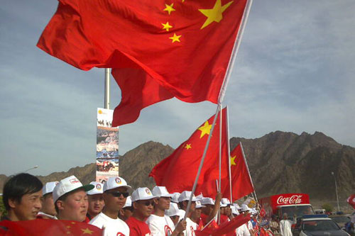 华人高举红旗为奥运加油
