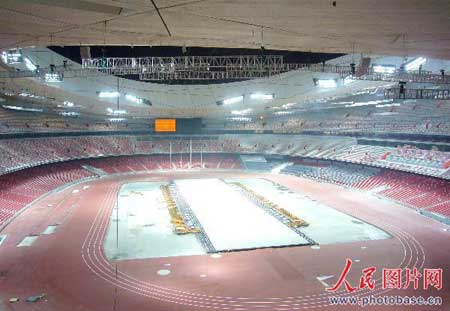 4月13日晚，“鸟巢”首次进行全场内外照明的统一调试，以迎接“好运北京”测试赛的到来。  